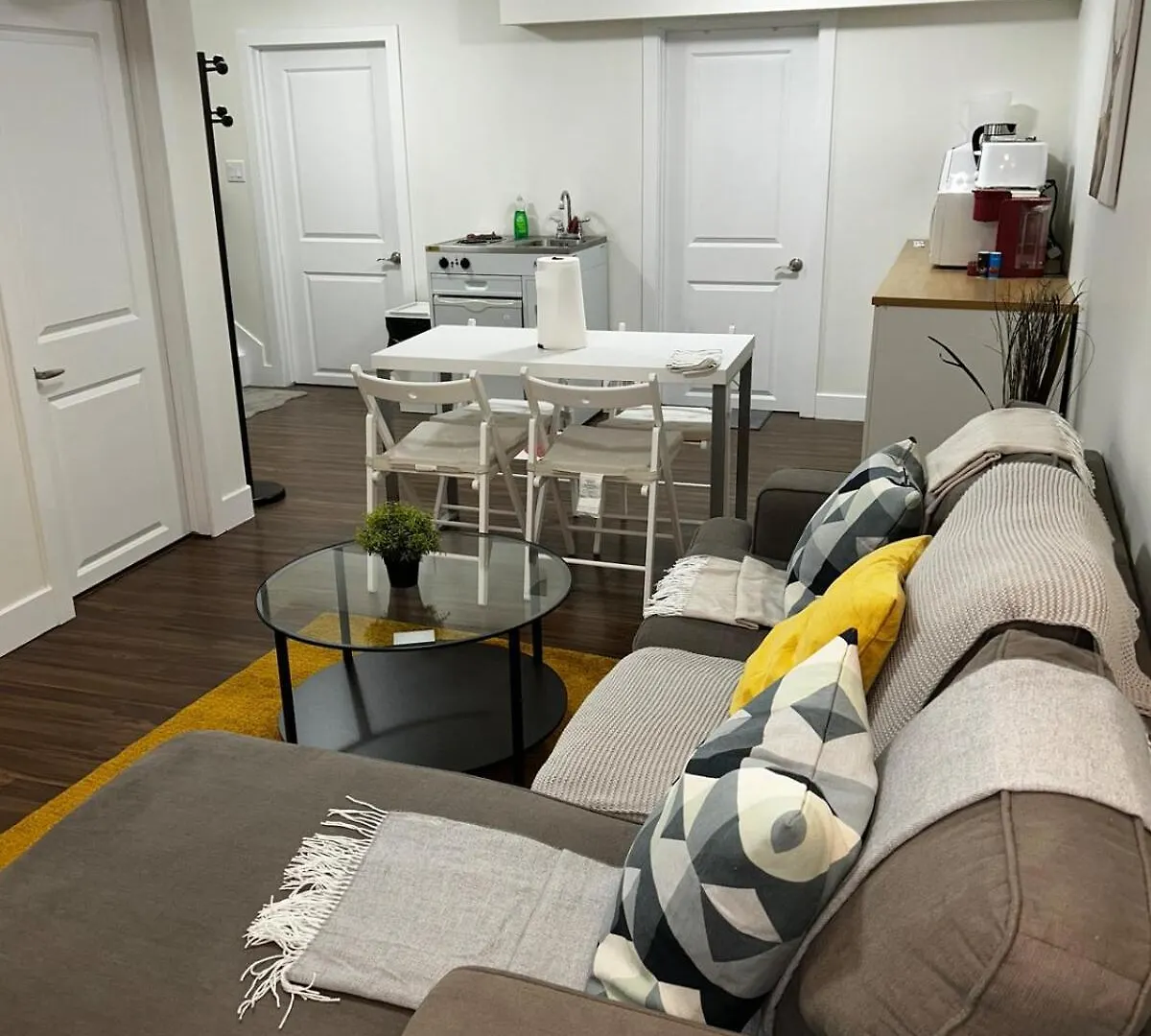 Επικοινωνία με το Entire 1 Bedroom Basement Suite With Kitchenette And Laundry